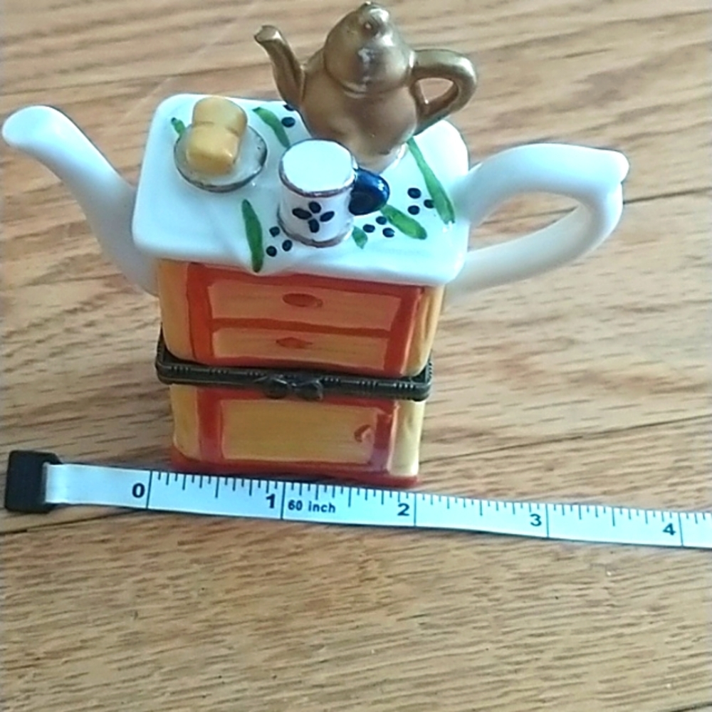 Teapot Collection with Tea setting - Picture 2 of 9